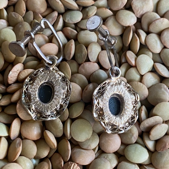 Elegant Gold Tone Earrings with Black & White Cameo Feminine Face Screw On VTG - Picture 2 of 3